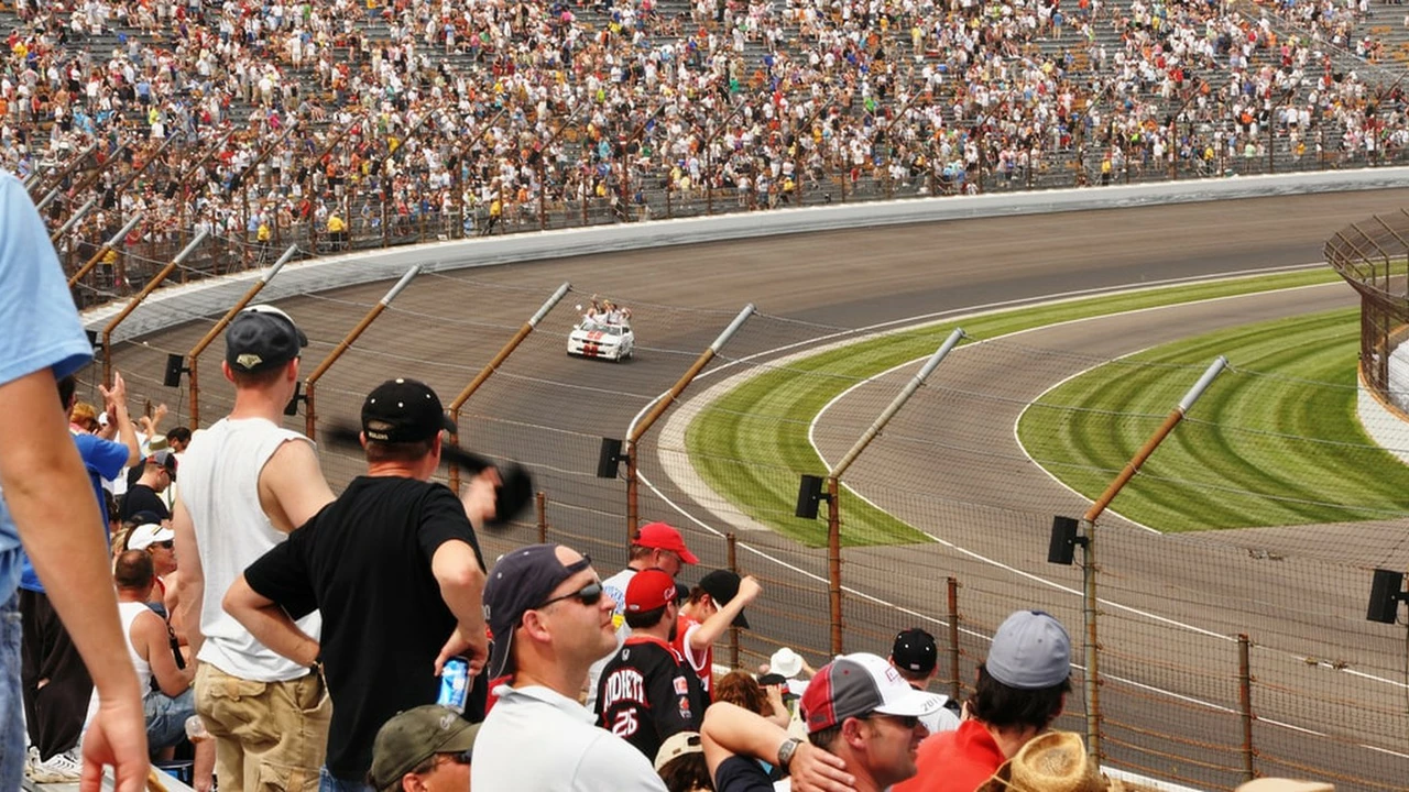 How does the Indianapolis racing line work?